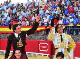 Salida triunfal hoy en Cortegana de Oliva Soto y Curro Díaz. (FOTO: Vicente Medero)