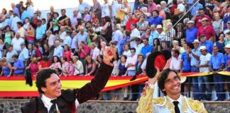 Salida triunfal hoy en Cortegana de Oliva Soto y Curro Díaz. (FOTO: Vicente Medero)