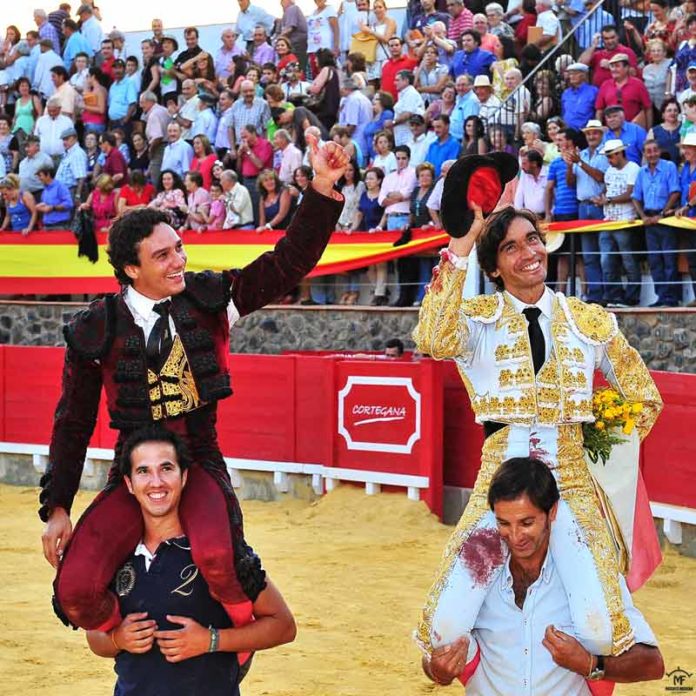 Salida triunfal hoy en Cortegana de Oliva Soto y Curro Díaz. (FOTO: Vicente Medero)