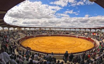 Palos presentará esta tarde la corrida pinzoniana Vista de la plaza de Palos de la Frontera.