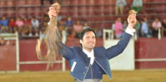 Andrés Romero con las dos orejas y el rabo de uno de sus dos astados esta noche en Monterrubio de la Serena (Badajoz).