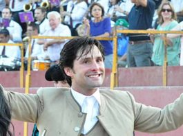El rejoneador onubense Andrés Romero con los máximos trofeos ganados hoy en La Puerta de Segura.