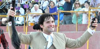 El rejoneador onubense Andrés Romero con los máximos trofeos ganados hoy en La Puerta de Segura.