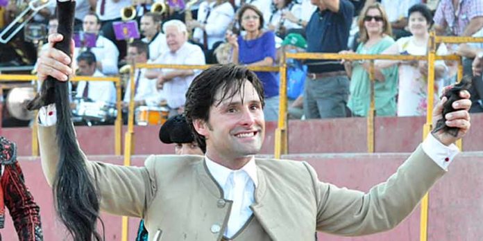 El rejoneador onubense Andrés Romero con los máximos trofeos ganados hoy en La Puerta de Segura.