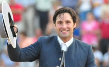 Andrés Romero, a hombros Andrés Romero saliendo a hombros.