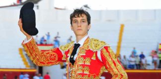 El joven novillero José Ángel Fuentes sale a hombros hoy en Ayamonte. (FOTO: Vicente Medero)