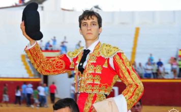 El joven novillero José Ángel Fuentes sale a hombros hoy en Ayamonte. (FOTO: Vicente Medero)