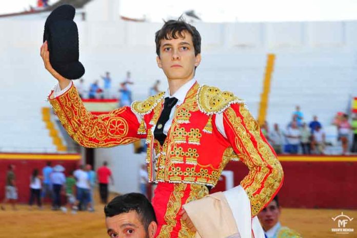 El joven novillero José Ángel Fuentes sale a hombros hoy en Ayamonte. (FOTO: Vicente Medero)