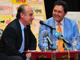 El periodista Paco Guerrero y Tomás Campuzano, esta tarde en Palos. (FOTO: Vicente Medero)