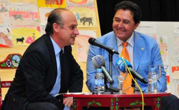 El periodista Paco Guerrero y Tomás Campuzano, esta tarde en Palos. (FOTO: Vicente Medero)