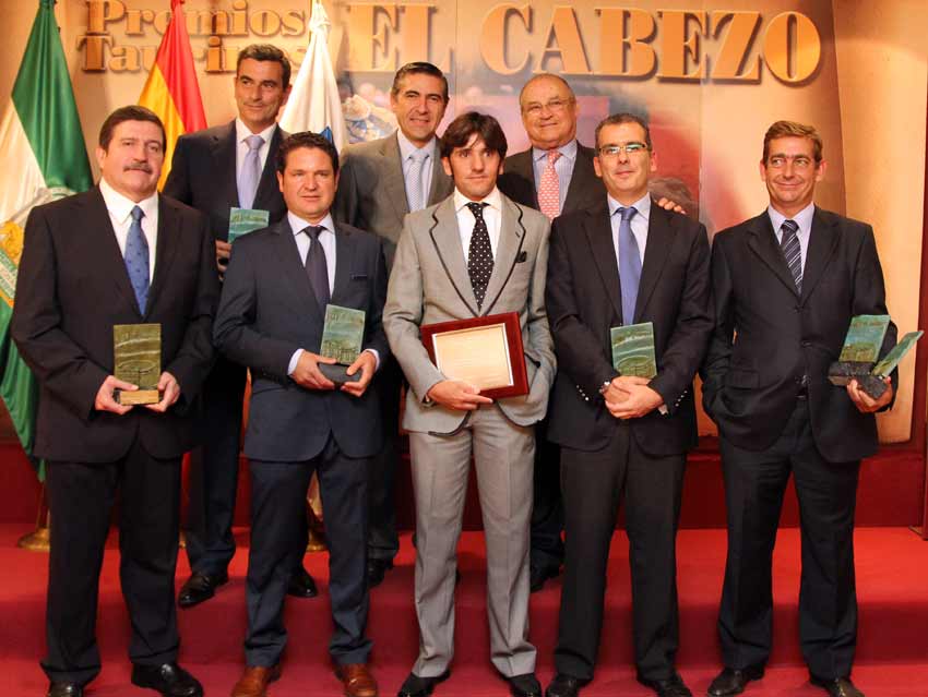 Los premiados o sus representantes, con los trofeos. (FOTO: Toromedia)