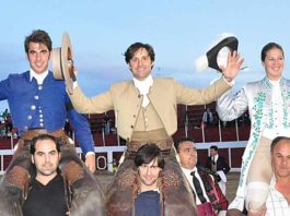 Andrés Romero, a hombros Andrés Romero, en el centro, saliendo hoy a hombros.