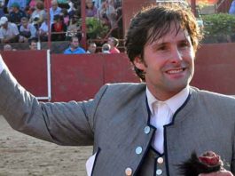 Andrés Romero pasea las dos orejas del último de sus toros esta tarde en San Juan de la Nava.