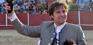Andrés Romero pasea las dos orejas del último de sus toros esta tarde en San Juan de la Nava.