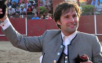 Andrés Romero pasea las dos orejas del último de sus toros esta tarde en San Juan de la Nava.