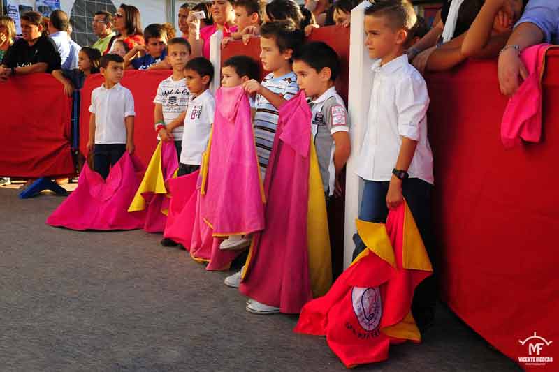 Clase de toreo de salón de la Peña 'El Castoreño' en San Juan del Puerto.
