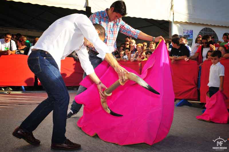 Clase de toreo de salón de la Peña 'El Castoreño' en San Juan del Puerto.