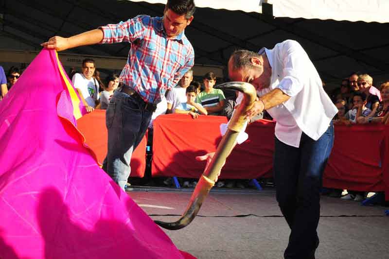 Clase de toreo de salón de la Peña 'El Castoreño' en San Juan del Puerto.