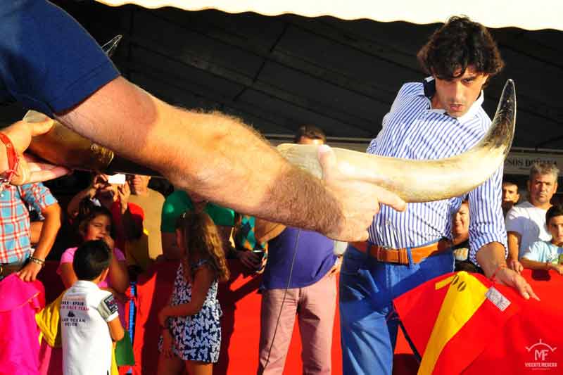 Clase de toreo de salón de la Peña 'El Castoreño' en San Juan del Puerto.