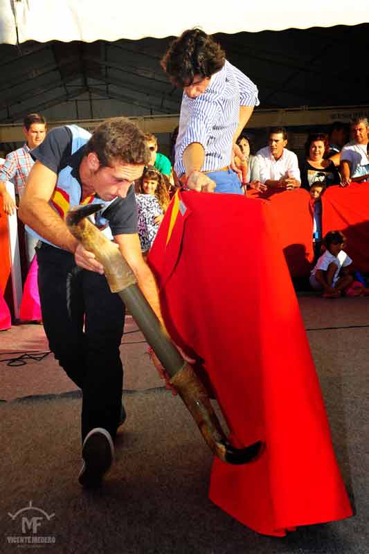 Clase de toreo de salón de la Peña 'El Castoreño' en San Juan del Puerto.