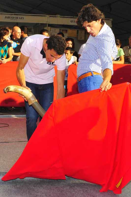 Clase de toreo de salón de la Peña 'El Castoreño' en San Juan del Puerto.