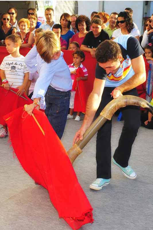 Clase de toreo de salón de la Peña 'El Castoreño' en San Juan del Puerto.