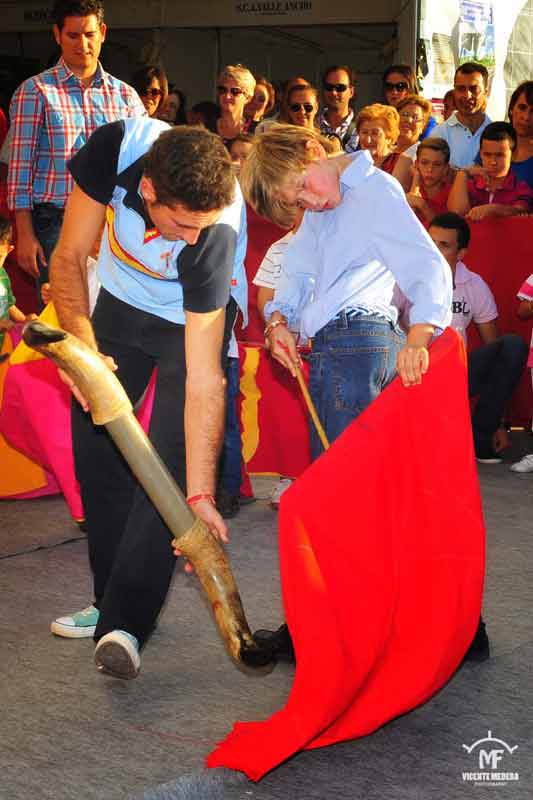 Clase de toreo de salón de la Peña 'El Castoreño' en San Juan del Puerto.