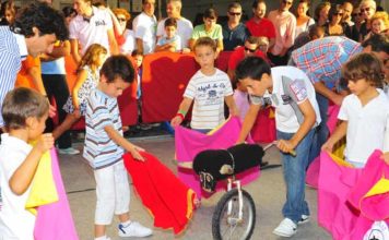 Dejad que los niños se acerquen a mí Los niños jugando al toro el pasado fin de semana en San Juan del Puerto. (FOTO: Vicente Medero)