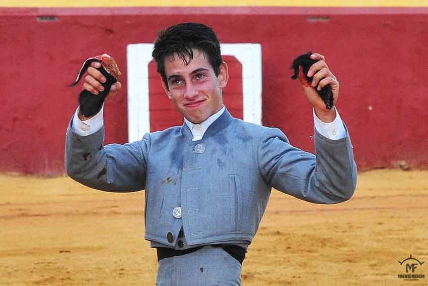 El onubense Alejandro Conquero ha cortado dos orejas en el sexto. (FOTO: Vicente Medero)