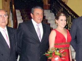 Cuadri recibe el premio al ‘Mejor toro’ de Castellón Fernando Cuadri, en el centro, durante la entrega de premios en Castellón. (FOTO: Juan Enrinque Torralba)