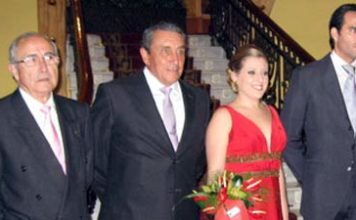 Cuadri recibe el premio al ‘Mejor toro’ de Castellón Fernando Cuadri, en el centro, durante la entrega de premios en Castellón. (FOTO: Juan Enrinque Torralba)