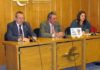 Fernando Cuadri, en el centro, durante su conferencia en Logroño.