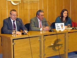 Cuadri: «El modelo ideal de toro es el que lucha, tiene ganas de pelea y acomete» Fernando Cuadri, en el centro, durante su conferencia en Logroño.