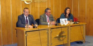 Fernando Cuadri, en el centro, durante su conferencia en Logroño.