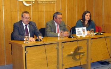 Fernando Cuadri, en el centro, durante su conferencia en Logroño.