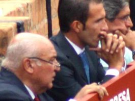 José Luis Pereda volverá un año más a la Maestranza Los ganaderos onubenses José Luis Pereda padre e hijo en el callejón de la Maestranza. (FOTO: Javier Martínez)