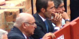 Los ganaderos onubenses José Luis Pereda padre e hijo en el callejón de la Maestranza. (FOTO: Javier Martínez)