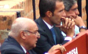 José Luis Pereda volverá un año más a la Maestranza Los ganaderos onubenses José Luis Pereda padre e hijo en el callejón de la Maestranza. (FOTO: Javier Martínez)