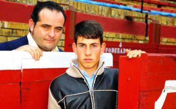 El novillero onubense Alejandro Conquero junto a su mozo de espadas. (FOTO: Vicente Medero)