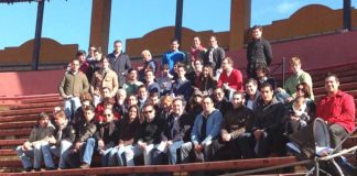 Los primeros 50 asociados en la presentación del Aula Joven de Huelva.