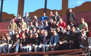 Los primeros 50 asociados en la presentación del Aula Joven de Huelva.