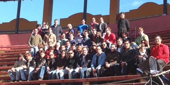 Los primeros 50 asociados en la presentación del Aula Joven de Huelva.