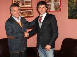La empresa onubense ‘Taurina de Buendía’ se hace cargo de Espartinas Javier Jiménez, del Ayuntamiento de Espartinas, y el empresario onubense Jorge Buendía.