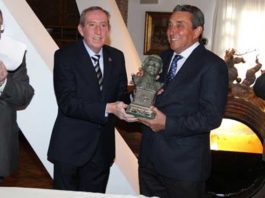 Premio para la ganadería de Cuadri en Córdoba Fernando Cuadri recoge el trofeo 'José María Martorell' de la Tertulia cordobesa 'Tercio de Quites'. (FOTO: Cuevas)