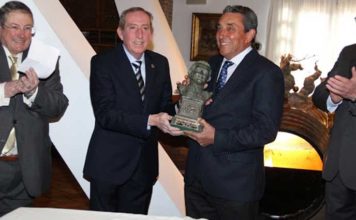 Fernando Cuadri recoge el trofeo 'José María Martorell' de la Tertulia cordobesa 'Tercio de Quites'. (FOTO: Cuevas)