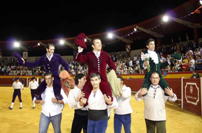 El Fundi, en el centro, el día de su despedida de los ruedos en la plaza de Palos. (FOTO: Vicente Medero)