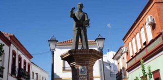 Estatua levantada en Nerva con la figura de su gran compositor musical, el maestro Rojas.