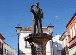 Estatua levantada en Nerva con la figura de su gran compositor musical, el maestro Rojas.