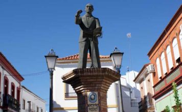 Estatua levantada en Nerva con la figura de su gran compositor musical, el maestro Rojas.