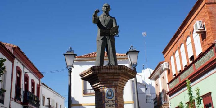 Estatua levantada en Nerva con la figura de su gran compositor musical, el maestro Rojas.